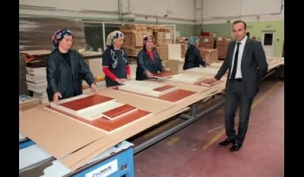 Kadınlar daha titiz diye, paketleme servisinde çalışıyor