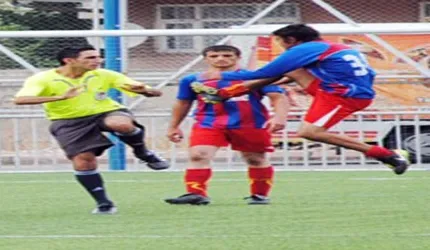 Kırmızı kart gören oyuncudan hakeme uçan tekme
