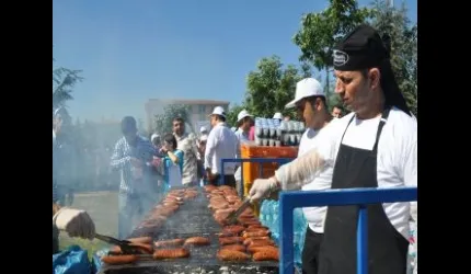 Festivalde 1,5 Ton Sucuk Dağıtıldı