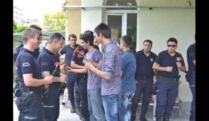 Öğrenciler Polislere Karanfil Dağıttı