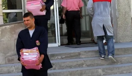 Mahkumlar, Adliyeyi Taşıyor