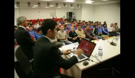 Hakemler, futbolculara UEFA´nın yeni kurallarını anlattı