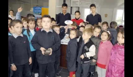 Öğrenciler harçlıklarını Van´daki depremzedelere gönderdi