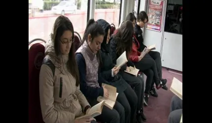Kitap Okumaya Dikkat Çekmek İçin Tramvayda Kitap Okudular