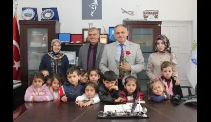Yahyalılı Minikler Başkan Öztürk'ün Kutlu Doğum Haftasını Kutladı