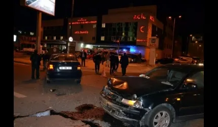 Otomobiller Çarpıştı: 4 Yaralı