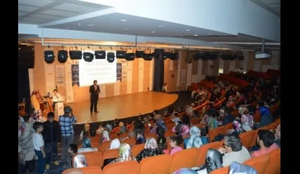 Kuran Kursu Talebeleri Gösterisiyle İzleyenleri Büyüledi