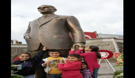 Kayserili minikler, Ata'ya elini öpüp çiçek vererek teşekkür etti