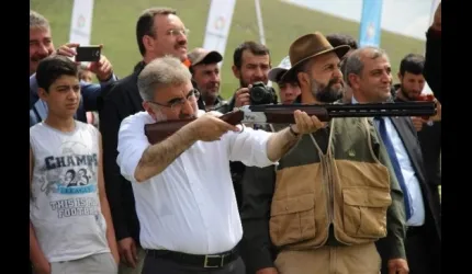 Bakan Yıldız Ve Koruması Atıcılıktaki Hünerlerini Gösterdi