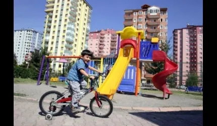 Temiz Güvenli Ve Yeşillikler İçindeki Parklar Çocukları Bekliyor