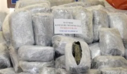 Valizlerden 352 kilo esrar maddesi çıktı