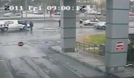 Otomobilin yayaya çarptığı an kamera görüntülerine takıldı