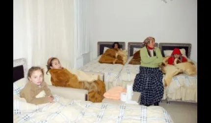 Depremzedeler, günler sonrası sıcak bir ortamda uyuma fırsatı buldu
