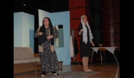Aile Bağları tiyatro oyunu sahnelendi