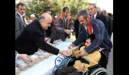 Talas´ta 5 bin kişiye aşure dağıtıldı