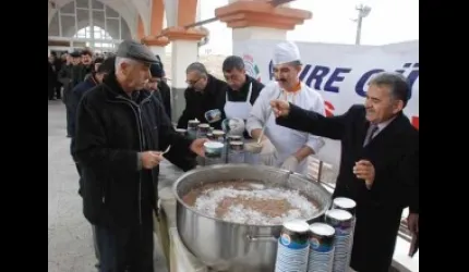 Melikgazi 6 bin kişiye aşure ikram etti