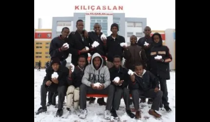 Somalili ve Kongolu öğrenciler karla tanıştı