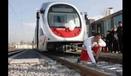 Kendi ağırlığının 107 katı tramvay vagonlarını gücüyle çekmeyi başardı