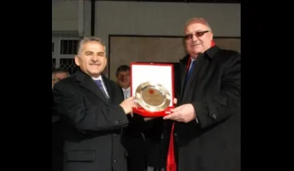 Büyükkılıç´a eğitime desteği için plaket