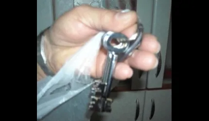 Kızılay, yardım kolisinin içinden çıkan çelik kasa anahtarının sahibini arıyor