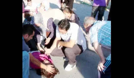 Tekeri patlayan araçtaki 3 kişi yola savruldu