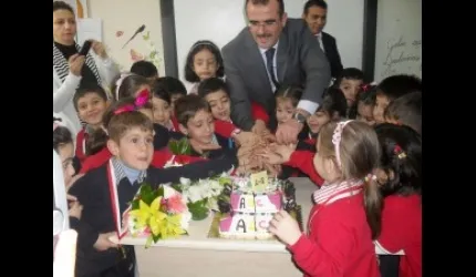Okuma sevincini pasta keserek kutladılar
