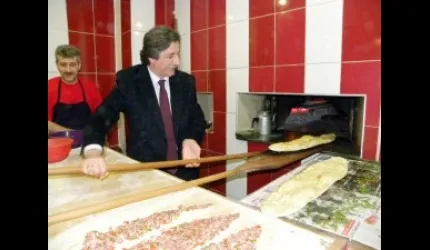 Rektör fırın başına geçip pide pişirdi