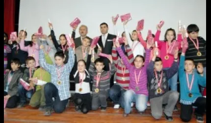 Serhat Anafen, altın çocukları altın ve bilgisayarla ödüllendirdi