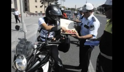 Polis, bayram süresince ceza kesmedi, şeker ikram etti