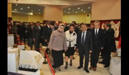 Meslek öğrenen kursiyerler el sanatları sergisi açtı