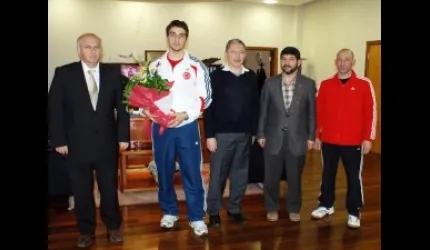 Uluslararası boks turnuvasında derece yapan sporcu ödüllendirildi