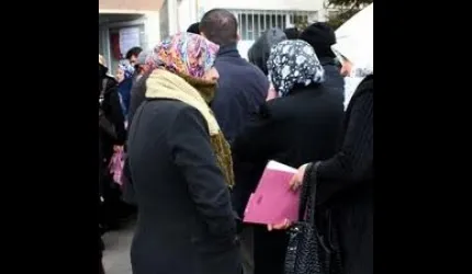 Kaymakamlık vatandaşlara çay ikram ediyor