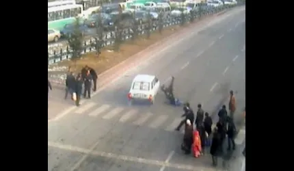 Hız yapan otomobilin çarptığı iki bayan yola savruldu