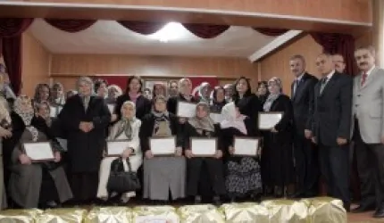 Kaymakam, okuma yazma öğrenenleri porselen yemek takımıyla ödüllendirdi