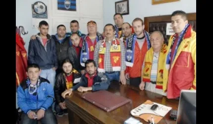 Futboldaki şiddete nispet iki takım taraftarı yemekte buluştu