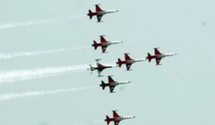 Türk Yıldızları'nın gösterisi yağmur ve rüzgar sebebiyle kısa sürdü