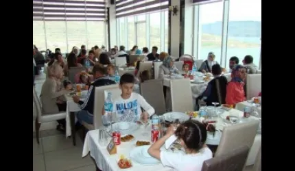 Depremzedeler, Van gölü yerine Yamula Barajı´nda hafta sonunu geçirdi