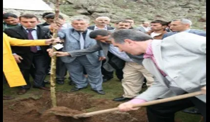İl Özel İdaresi, köylüye gelir sağlayacak mahlep ve badem fidanı dikiyor