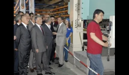 Cumhurbaşkanı Gül, fabrika gezdi, işçilerle yemek yedi