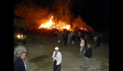 Kışlık yem olarak depolanan 5 bin saman ve yonca balyası yandı