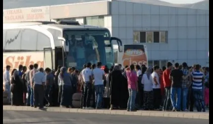 Aileler evlatlarını davul - zurna eşliğinde askere uğurluyor
