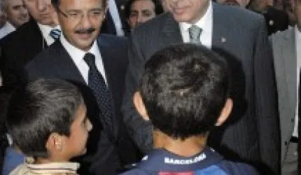 Başbakan, Kayseri´de oyuncak dağıttı, sigara bıraktırdı