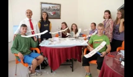 Avrupalı gençler model uçak yapmayı öğreniyor