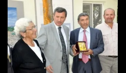 Tarihi kazıya destek veren işadamına plaket