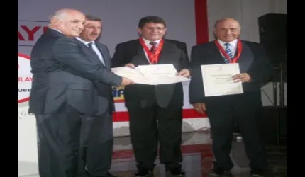 Kızılay, kan bağışlayanlara teşekkür plaketi verdi