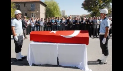 Meslektaşları vefat eden polisi gözyaşlarıyla uğurladı