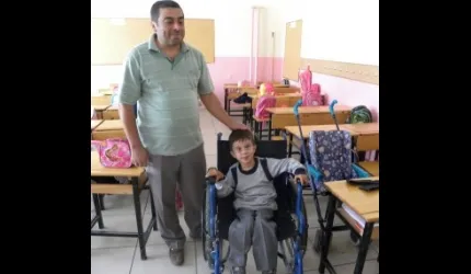 Sakatlar Derneği'nden engelli öğrenciye tekerlekli sandalye