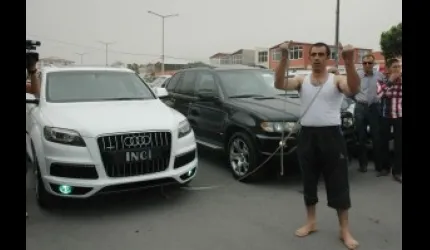 Anadolu Herkülü, 2 aracı serçe parmağı ile çekti