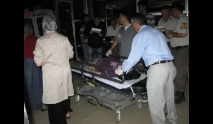 Elma işçilerini taşıyan traktör devrildi: 14 yaralı