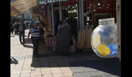 Engellilerin yararına seferber olan esnaf mavi kapak kutuları koydu